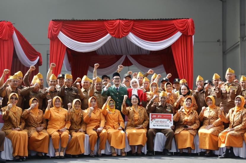 J99 Corp merayakan HUT ke-78 Republik Indonesia bersama 78 orang perwakilan veteran perang kemerdekaan dari Legiun Veteran Republik Indonesia (LVRI) di Kota Malang, Kamis (17/8/2023).