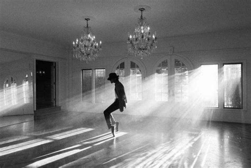 Jaafar Jackson menunjukkan foto behind the scene pembuatan Biopik Michael. Trailer pertama film Michael Jackson diperlihatkan di CinemaCon 2024.