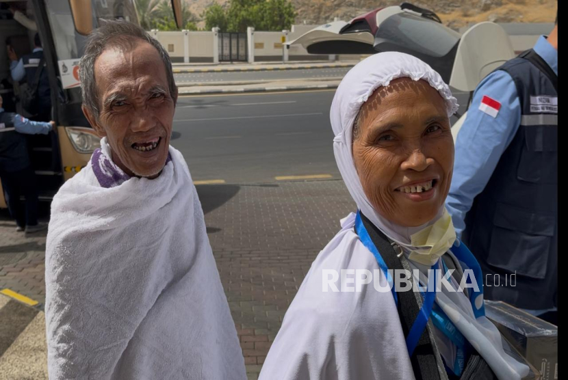 Jaamah lansia, Marisa (kanan) yang sempat terpisah bersama pasangan dan rombongannya, kini senang dipersatukan lagi.