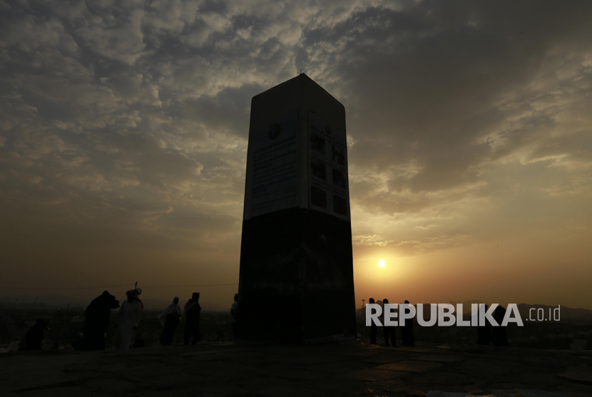 Jabal Rahmah atau Bukit Kasih Sayang, yang mengkisahkan pertemuan Nabi Adam AS dan Siti Hawa setelah 300 tahun terpisah 