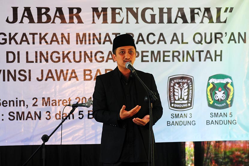  Uztaz Yusuf Mansur memberikan sambutan pada kegiatan Launching Jabar Menghafal di SMA Negeri 3 dan SMA Negeri 5, Kota Bandung, Senin (2/3). 