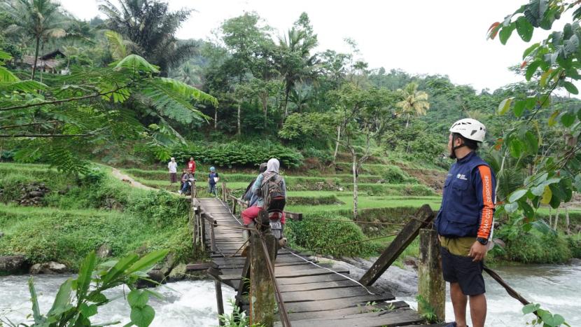 Jabar Quick Response (JQR) akan melakukan perbaikan jembatan di Desa Talagawangi, Kecamatan Pakenjeng, Kabupaten Garut dan renovasi sekolah di Desa Ujung Genteng, Kecamatan Ciracap, Kabupaten Sukabumi.