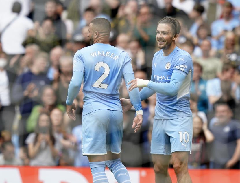 Jack Grealish (kanan) merayakan golnya ke gawang Norwich City bersama rekannya, Kyle Walker, Sabtu (21/8).