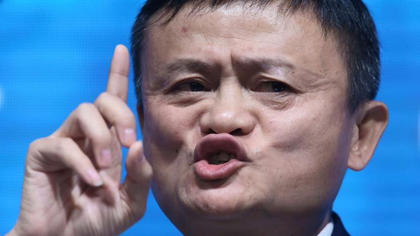 Jack Ma berpidato dalam sebuah seminar bisnis.