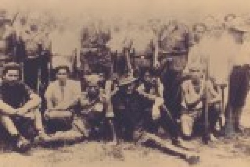  Jack Tredrea (depan kanan) dengan rekan-rekannya di Kalimantan, Mei 1945. 