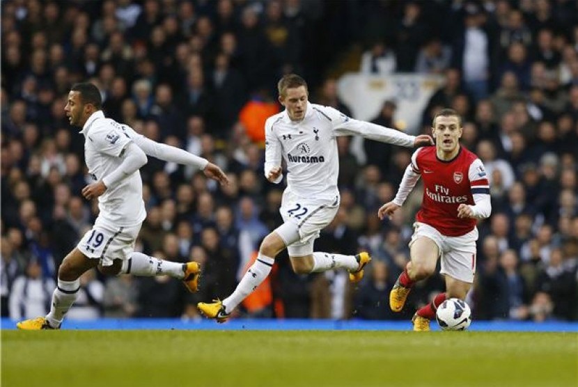 Jack Wilshere (kanan), pemain Arsenal, adu cepat dengan pemain Tottenham Hotspur, Gylfi Sigurdsson (tengah) dan Mousa Dembele, dalam laga Liga Primer Inggris di White Hart Lane, London, Ahad (3/3). 