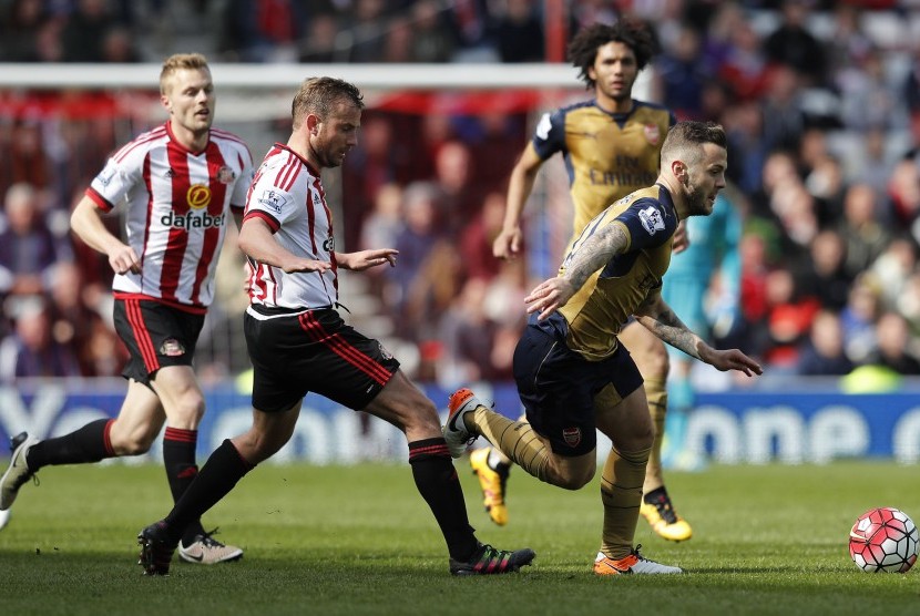 Jack Wilshere sedang berusaha mengambil bola sewaktu melawan sunderland, Ahad (24/4)