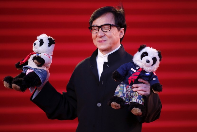 Aktor Jackie Chan. Menjadi aktor film action tidak mudah bagi Jackie Chan dan Michelle Yeoh. Keduanya mengalami kesedihan di tengah popularitasnya.