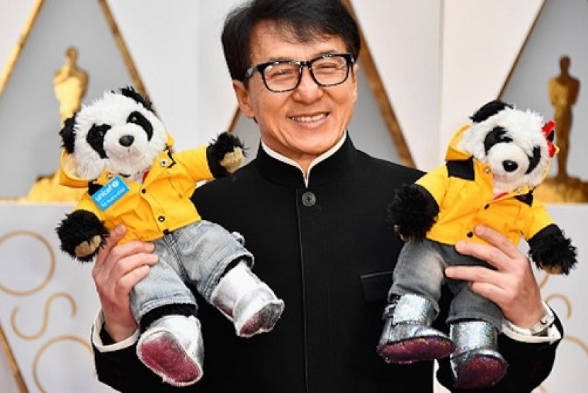 Jackie Chan bersama dengan dua Panda ke acara Oscar 2017.