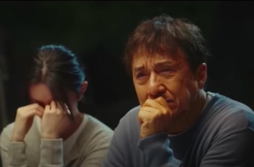 Jackie Chan (kanan) menangis saat menonton film masa lalunya berjudul Ride On.
