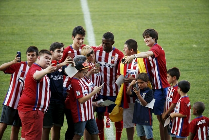 Jackson Martinez bersama fan Atletico Madrid.