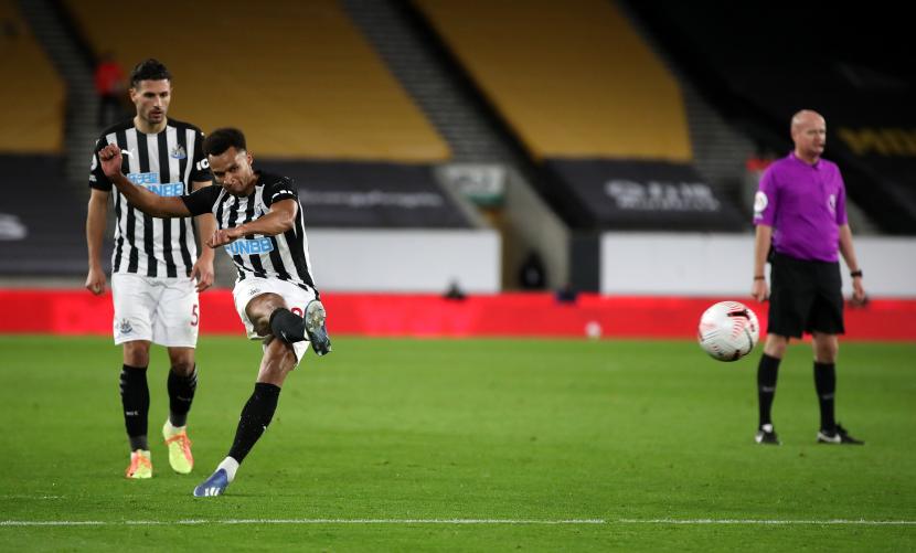 Jacob Murphy mengeksekusi bola tendangan mati untuk mencetak gol bagi Newcastle untuk menyamakan kedudukan kontra Wolves dengan skor 1-1 pada Ahad (25/10) tengah malam dini hari WIB.