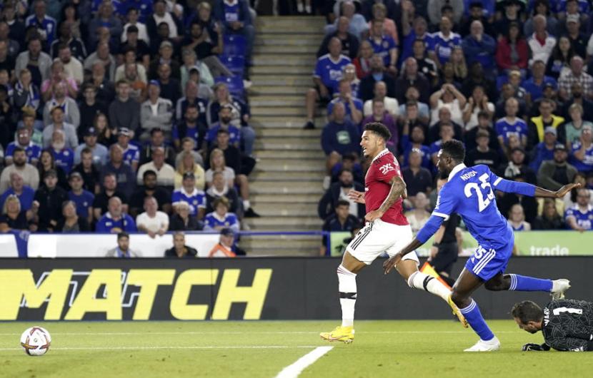 Jadon Sancho (merah) mencetak gol kemenangan Manchester United (MU) atas Leicester City dalam lanjutan Liga Primer Inggris di Stadion King Power, Jumat (2/9/2022) dini hari WIB. MU menang 1-0.
