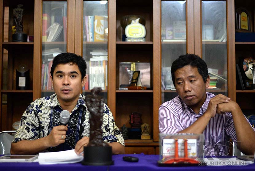 Jaga Kebebasan Pers. (dari kiri) Sekjen Aliansi Jurnalis Independen (AJI) Arfi Bambani dan Ketua Umum AJI Suwarjono saat konferensi pers di Jakarta, Selasa (23/12).