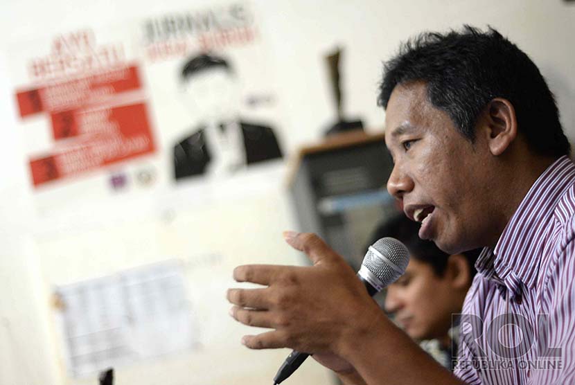 Jaga Kebebasan Pers. Ketua Umum AJI Suwarjono saat konferensi pers di Jakarta, Selasa (23/12).