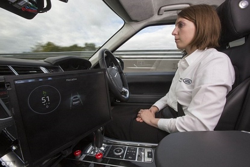 Jaguar Land Rover fokus menghasilkan mobil yang bisa berjalan sendiri dengan tangan pengemudi terlipat di pangkuan. 