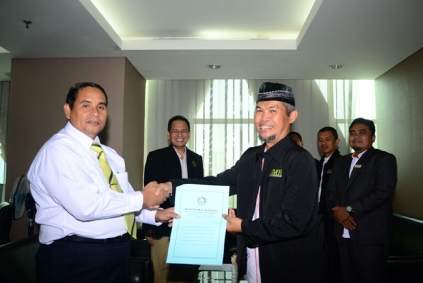 Jaja Jaelani (Tengah) Direktur Pemberdayaan Zakat Kemenag RI saat menyerahkan SK BMH sebagai Laznas kepada Drs Wahyu Rahman (Ketua Yayasan BMH)