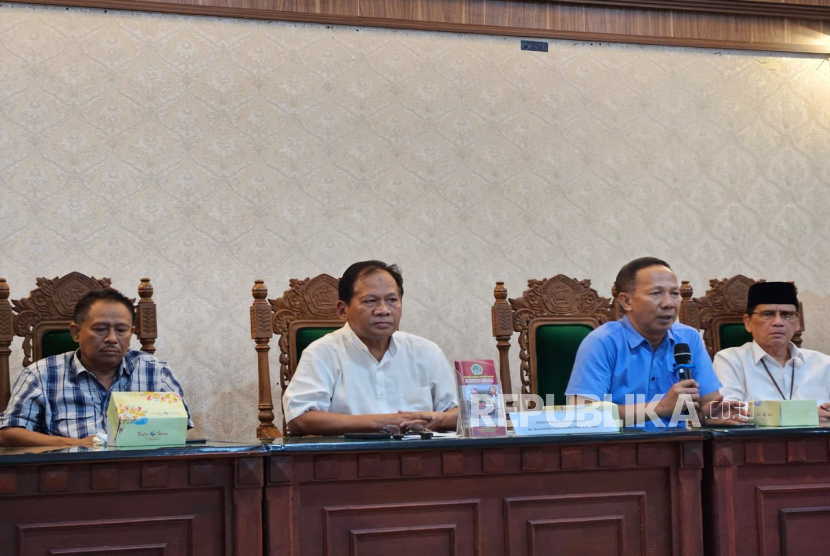 Jajaran anggota Tim Advokasi Badan Konsultasi dan Bantuan Hukum (BKBH) Universitas 17 Agustus 1945 (Untag) Semarang memberikan keterangan pers soal kematian dosen Fakultas Hukum Untag, Dwinanda Linchia Levi, Jumat (21/11/2025).