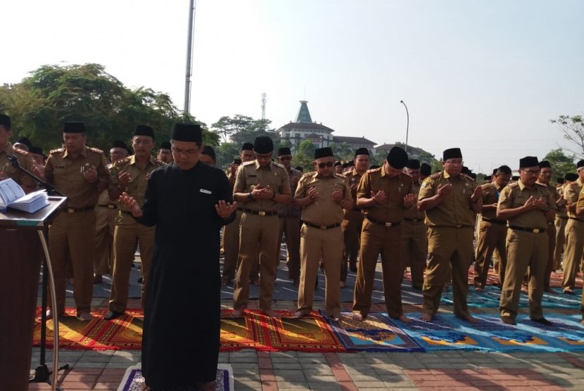 Jajaran Pegawai Negeri Sipil (PNS) Pemerintah Kabupaten Bandung Barat menyelenggarakan shalat istisqa meminta hujan, Senin (26/8) pagi. Wilayah Bandung Barat kurang lebih 3 bulan tidak turun hujan. 