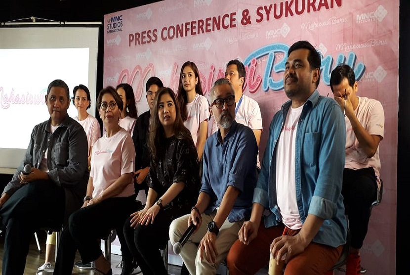 Jajaran artis, sutradara dan perwakilan MNC Pictures dalam konferensi pers pembuatan film Mahasiswi Baru
