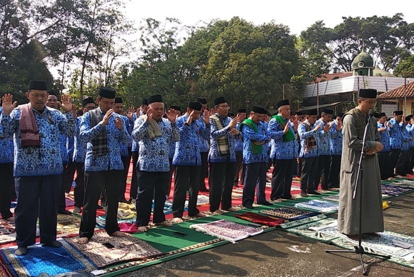 Jajaran ASN Pemkab Garut menggelar shalat istiqo untuk meminta hujan agar bencana kekeringan asap cepat selesai, Selasa (17/9). 