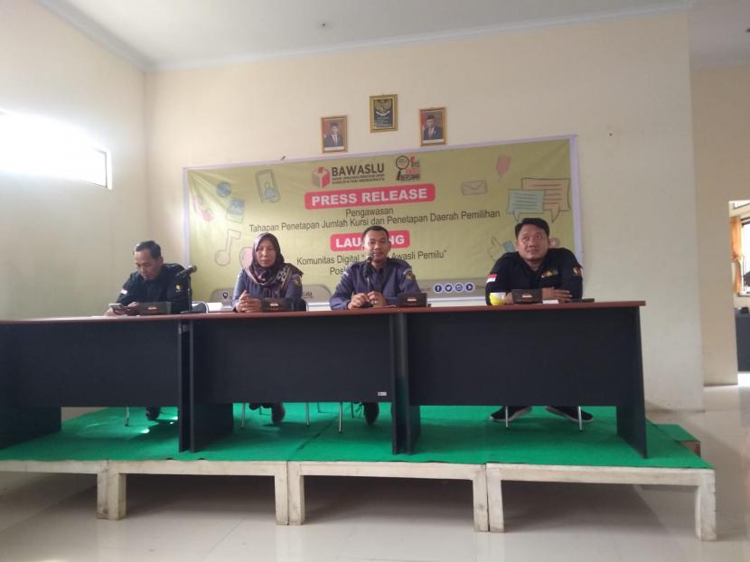 Jajaran Bawaslu Kabupaten Indramayu saat meluncurkan Posko Kawal Hak Pilih, Selasa (14/2/2023).