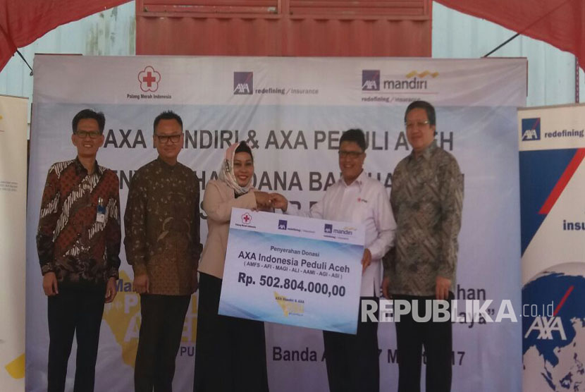 Jajaran direksi AXA Mandiri dan AXA menyerahkan bantuan Uang kepada Ketua PMI Aceh Teuku Alaidinsyah untuk membantu pemulihan pascagempa Pidie Jaya, di Kantor PMI Aceh, Banda Aceh, Jumat (17/3).