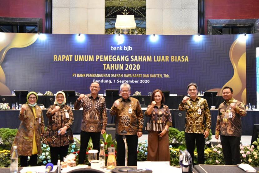 Jajaran direksi Bank BJB berfoto seusai Rapat Umum Pemegang Saham Luar Biasa (RUPSLB) di Grand Ballroom The Trans Luxury Hotel, Kota Bandung, Selasa (1/9).RUPSLB Bank BJB berlangsung dengan menerapkan protokol kesehatan Covid-19.