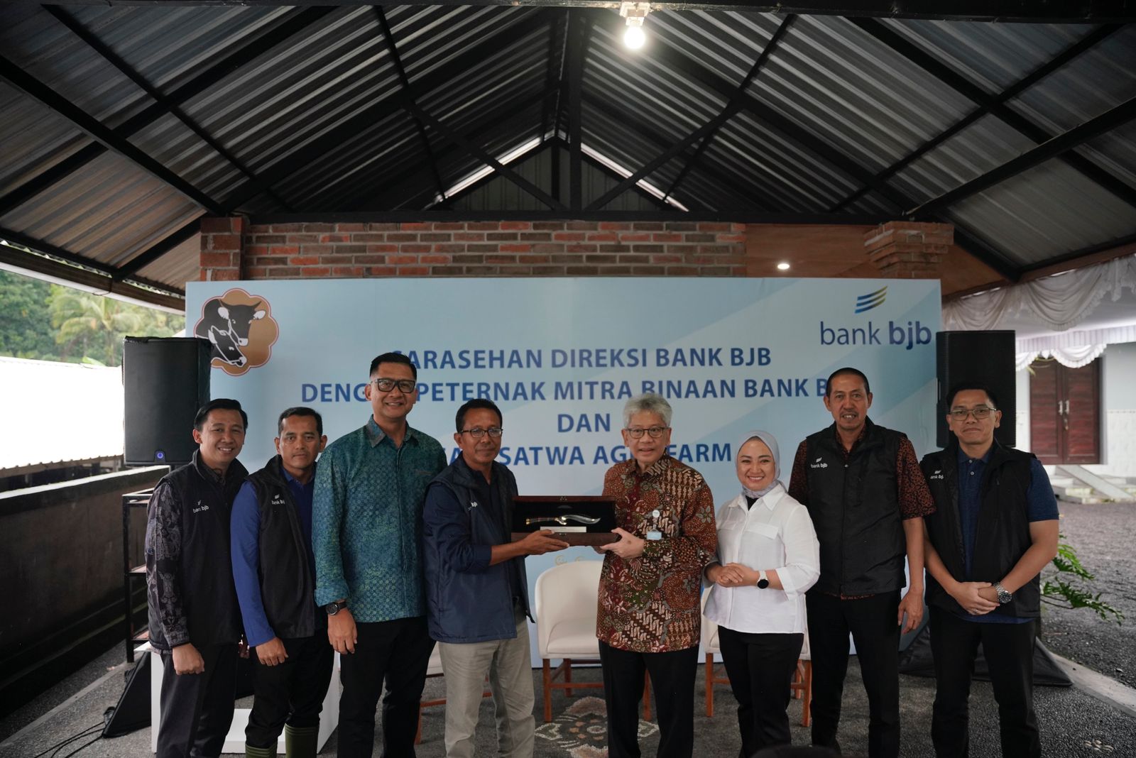 Jajaran Direksi bank bjb menghadiri kegiatan sarasehan dengan peternak mitra binaan bank bjb dan PT Agro Sari Satwa di Baturiti, Kabupaten Tabanan, Bali pada Senin (16/12/2024). 