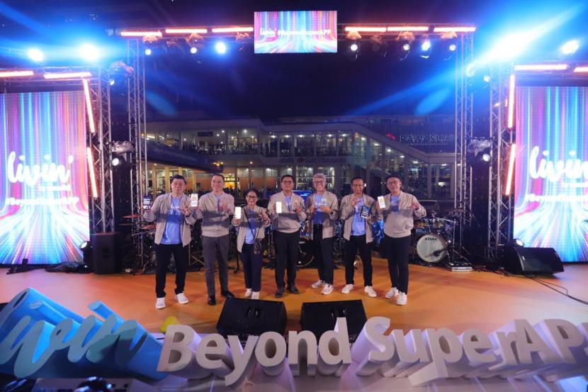 Jajaran direksi Bank Mandiri saat melakukan simbolisasi peresmian kampanye #BeyondSuperAPP, pada program Livin’ Beyond Fest, di Sarinah Thamrin, Jakarta, Jumat (28/6) malam. 
