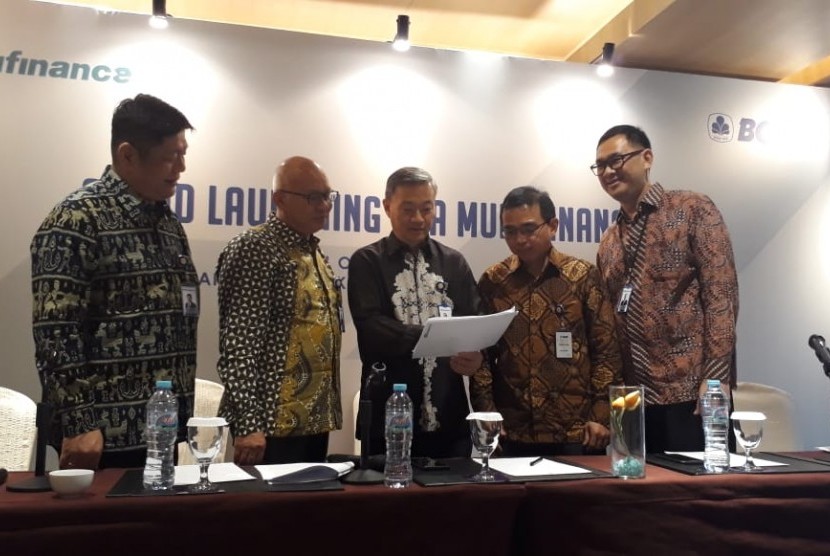 Jajaran direksi BCA Multi Finance saat melakukan konferensi pers Grand Launching BCA Multi Finance, di Grand Mercure Kemayoran Jakarta, Jumat (11/10).
