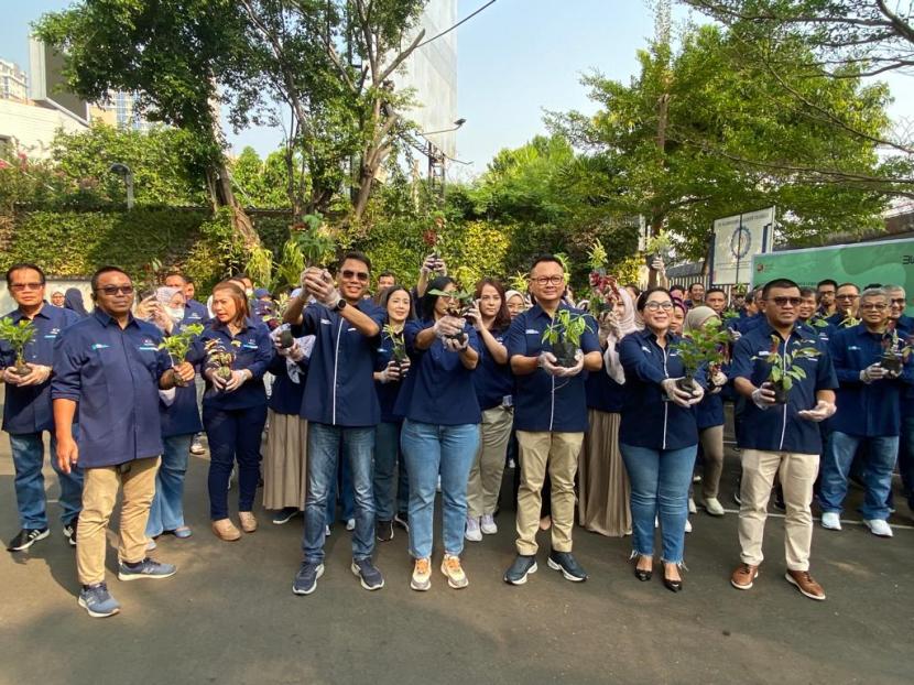 Jajaran direksi dan karyawan PT Reasuransi Indonesia Utama (Persero) atau Indonesia Re menanam lebih dari 8.000 pohon yang terkemas dalam vertical garden di area gedung Indonesia Re di Jakarta, Jumat (6/10/2023).