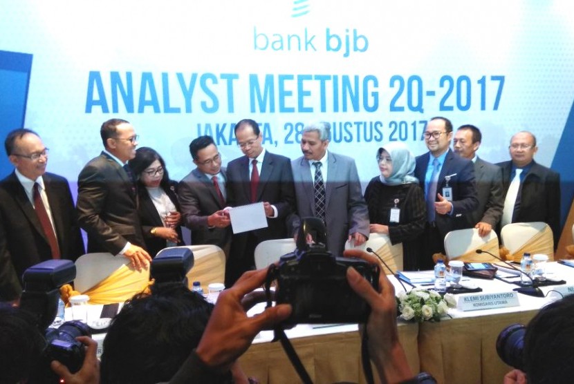 Jajaran direksi dan komisari Bank BJB dalam analyst meeting 2Q 2017 di Ritz Carlton SCBD, Jakarta, Senin (28/8). 