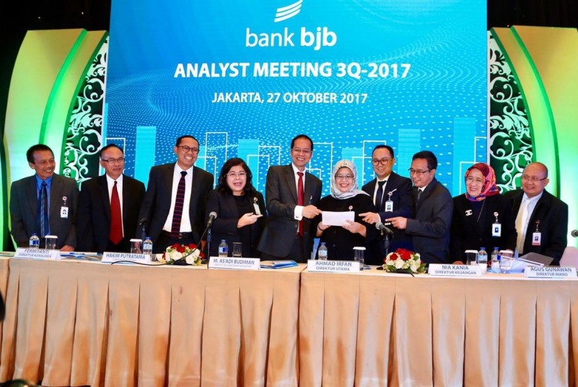 Jajaran direksi dan komisari Bank BJB dalam //analyst meeting//  3Q 2017 di Ritz Carlton, Jakarta, Jumat (27/10).