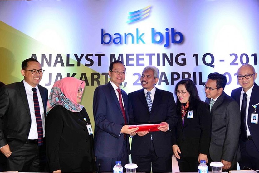 Jajaran direksi dan komisaris Bank BJB dalam analyst meeting triwulan I 2017 yang berlangsung di Ritz Carlton SCBD, Jakarta, Kamis (27/4).