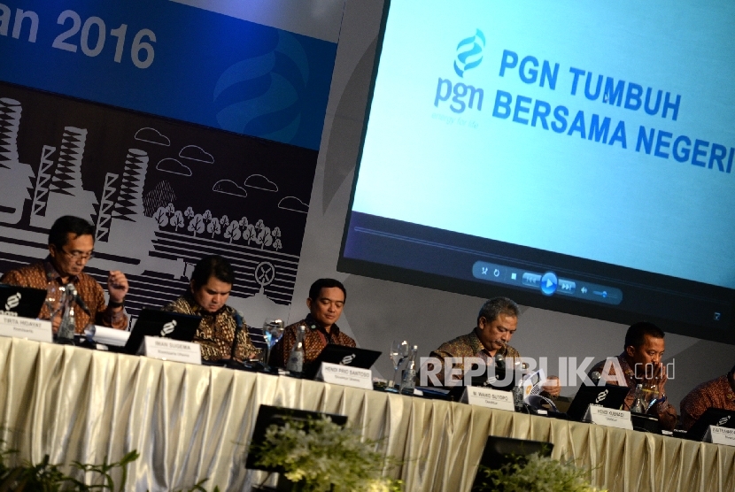 Jajaran direksi dan komisaris Perusahaan Gas Negara (PGN) mengikuti RUPS Tahunan PGN 2016 di Jakarta, Jumat (8/4).