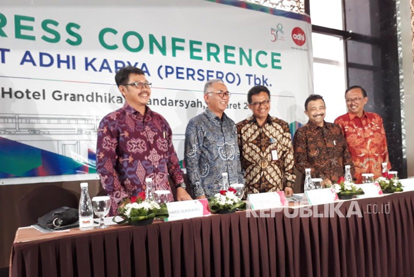 Jajaran direksi PT Adhi Karya dalam konferensi pers pembayaran LRT di Hotel Grandhika Iskandarsyah, Jumat (9/3)