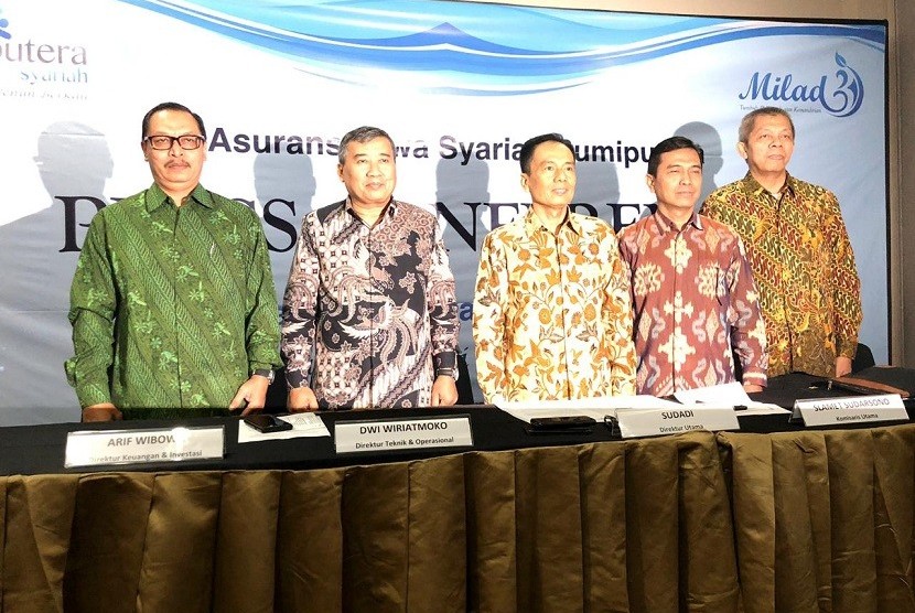 Jajaran Direksi PT Asuransi Jiwa Syariah Bumiputera saat konferensi pers Milad Ke 3 Bumiputera Syariah di Jakarta, Senin (2/9).