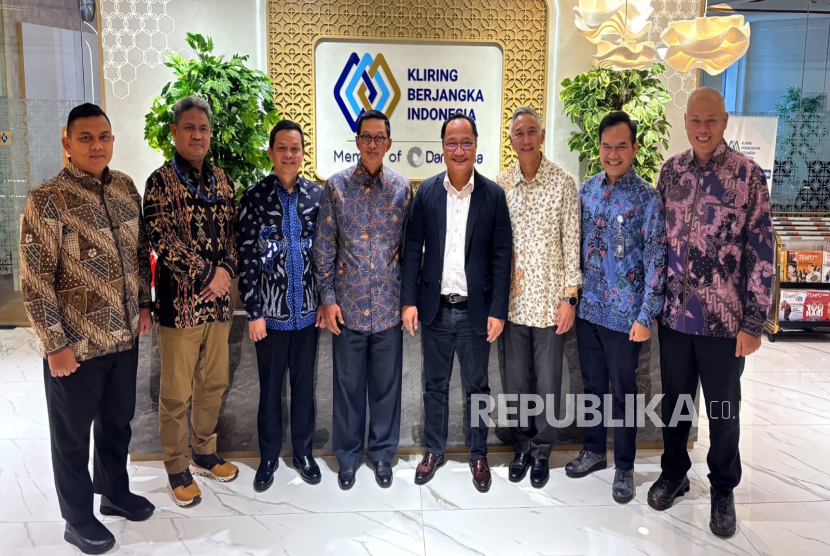 Jajaran direksi PT KBI berfoto bersama seusai RUPS di Jakarta, Rabu (25/6/2025).