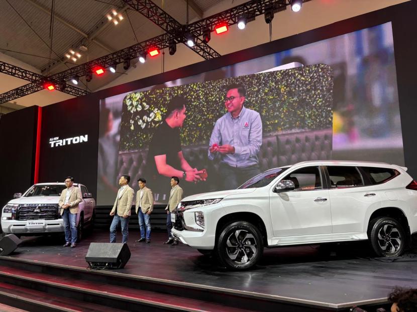 Jajaran direksi PT Mitsubishi Motors Krama Yudha Sales Indonesia (MMKSI) memperkenalkan dua model baru, yaitu Mitsubishi All New Triton dan Mitsubishi New Pajero Sport di arena GIIAS 2024 di ICE BSD, Rabu (17/7/2024).