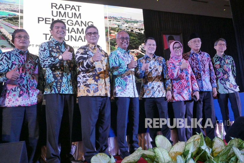 Jajaran direksi PT Pembangunan Jaya Ancol C. Paul Tehusijarana saat public expose di Jakarta, Rabu (14/5).