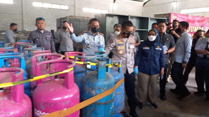 Jajaran Ditreskrimsus Polda Jawa Barat berhasil menangkap 5 orang pelaku yang memindahkan gas elpiji bersubsidi 3 kilogram ke tabung gas non subsidi 12 kilogram di Jalan Kirap Garuda, Cileungsi, Kabupaten Bogor pada 5 Juni lalu.  Mereka adalah berinisial RP, SMS, LMP, AS dan HS. 