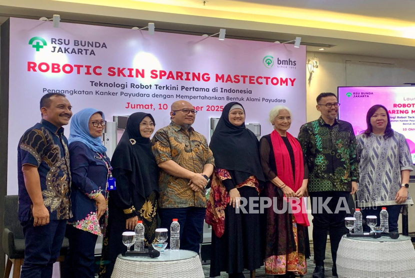 Jajaran dokter dalam talkshow yang digelar di RSU Bunda Jakarta pada Jumat (10/10/2025). PT Bundamedik Tbk (BMHS) melalui RSU Bunda Jakarta menjalankan operasi Robotic Skin Sparing Mastectomy atau prosedur mastektomi minimal invasif yang menggunakan bedah robotik untuk mengangkat jaringan kanker di payudara, dengan tetap mempertahankan estetika bentuk anatomi alami payudara.  