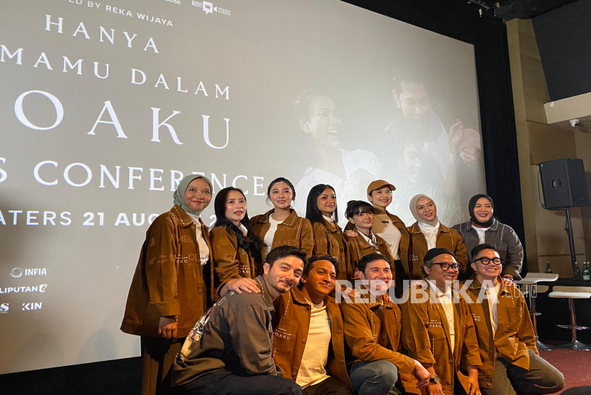 Jajaran filmmaker dan pemain film Hanya Namamu Dalam Doaku seusai press screening di Plaza Indonesia, Rabu (13/8/2025).