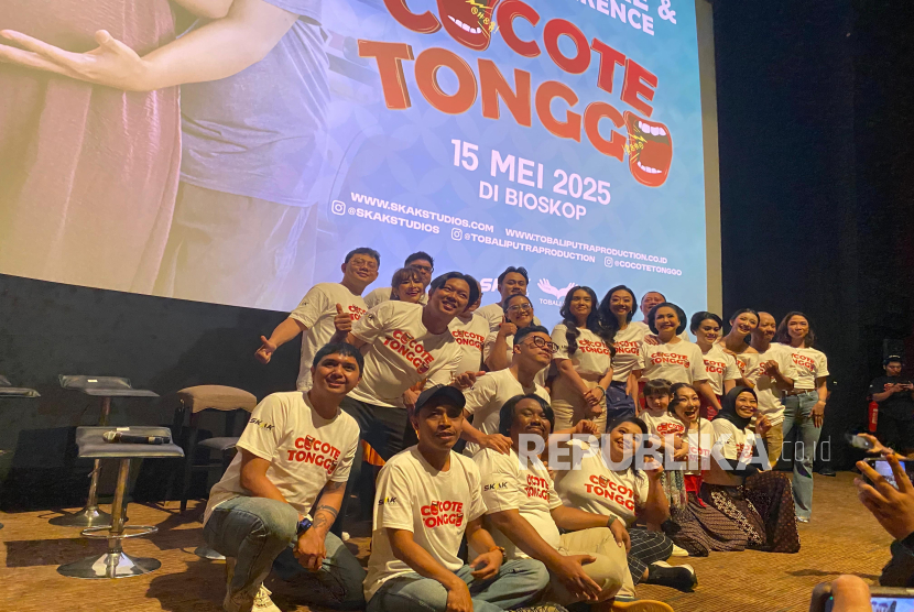 Jajaran filmmaker dan pemain film komedi Cocote Tonggo dalam jumpa pers screening di Epicentrum XXI, Jakarta, Jumat (9/5/2025).