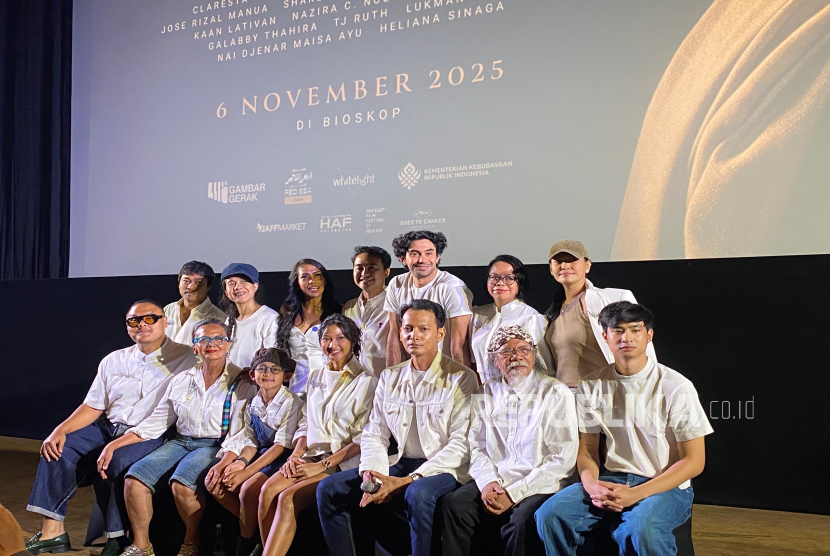 Jajaran filmmaker dan pemeran film Pangku dalam konferensi pers di Kemang Village, Jakarta, Senin (8/9/2025).