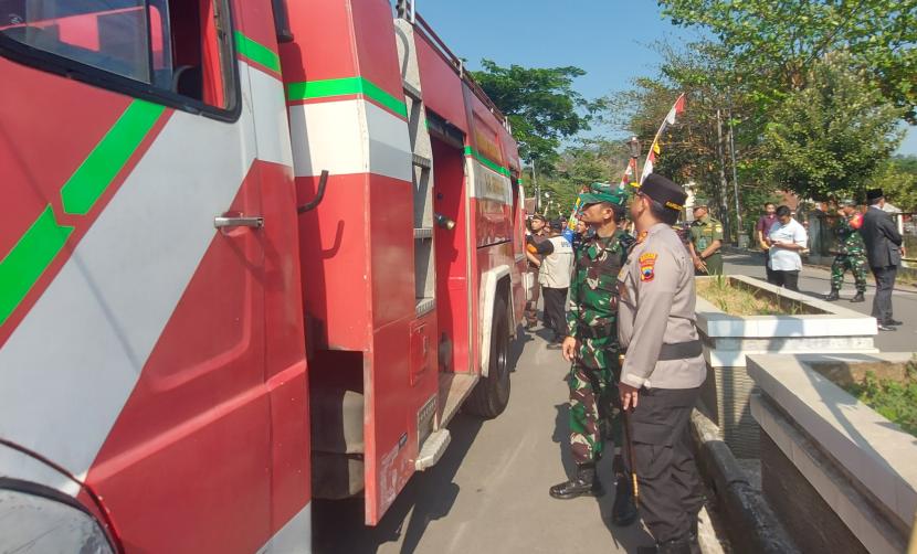    Jajaran Forkopimda Kabupaten Semarang mengecek kesiapan unit armada pemadam kebakaran (damkar).