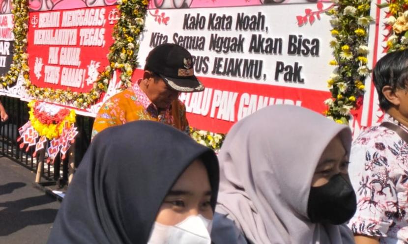  Jajaran karangan bunga untuk acara perpisahan Ganjar Pranowo yang terpasang di sepanjang Jalan Pahlawan Semarang, Selasa (5/9). 