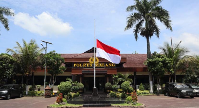 Jajaran kepolisian di Kabupaten Malang mengibarkan bendera setengah tiang di seluruh halaman kantor kepolisian, baik Polsek maupun Polres. Hal ini ditunjukkan untuk menyatakan bela sungkawa kepada para korban tragedi Kanjuruhan. 