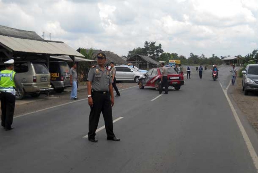   Jajaran kepolisian dibantu TNI dan Dinas Perhubungan berjaga-jaga di perbatasan Lampung, Selasa (30/10).